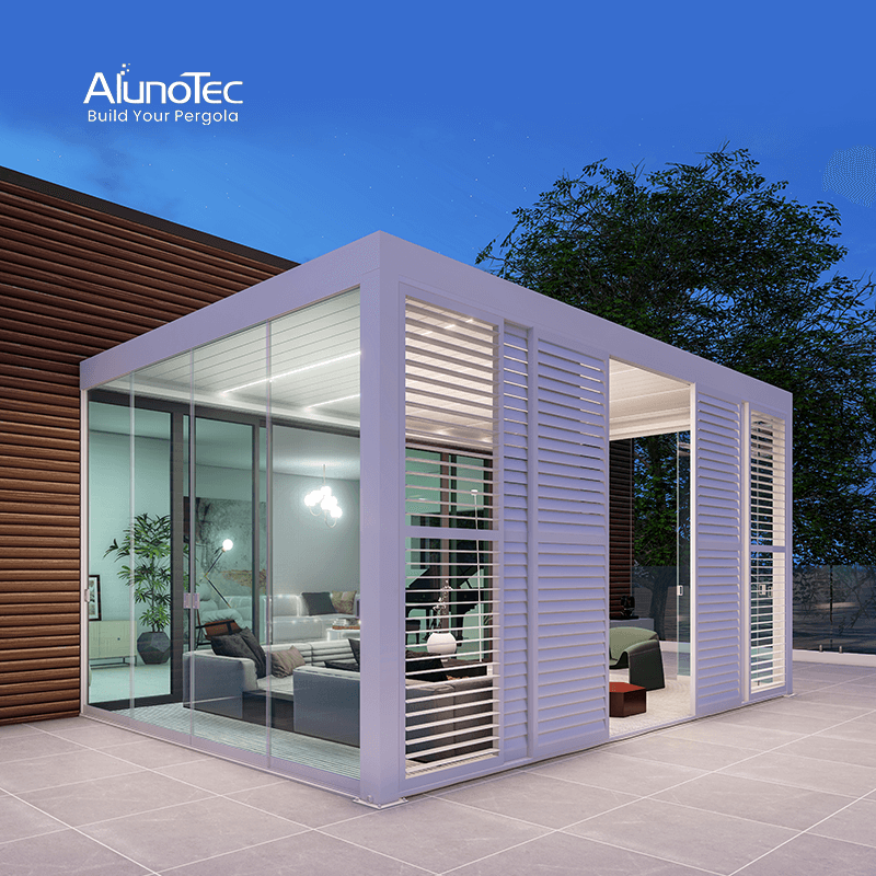 La conception de pergola personnalisée pour espace extérieur AlunoTec transforme une oasis privée dans votre jardin avec fenêtre à persiennes