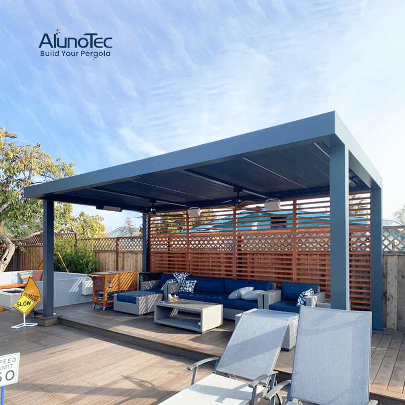 La conception de pergola personnalisée pour espace extérieur AlunoTec transforme une oasis privée dans votre jardin avec fenêtre à persiennes
