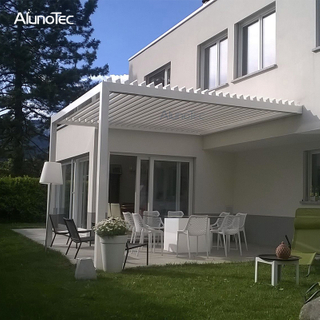 Toit de patio en aluminium escamotable adapté aux besoins du client par restaurant pour le parasol