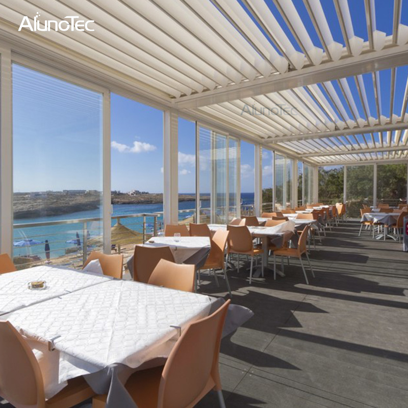 Le restaurant extérieur adapte la pergola de conception aux besoins du client avec le toit à persiennes